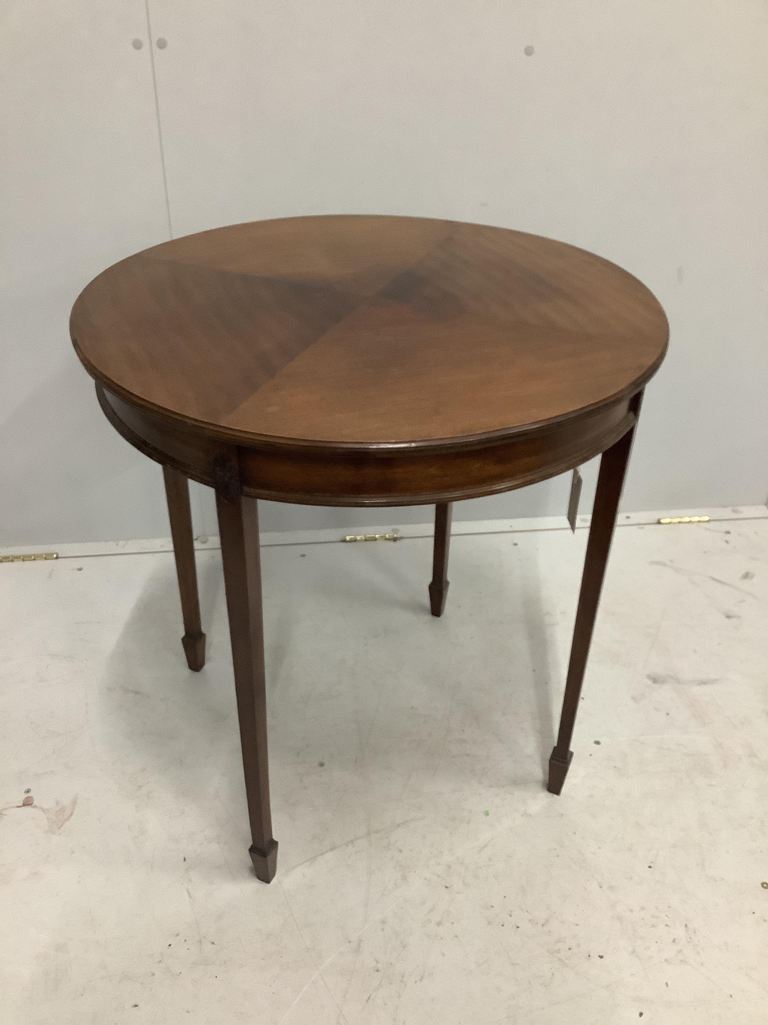 An Edwardian circular mahogany occasional table, diameter 68cm, height 71cm